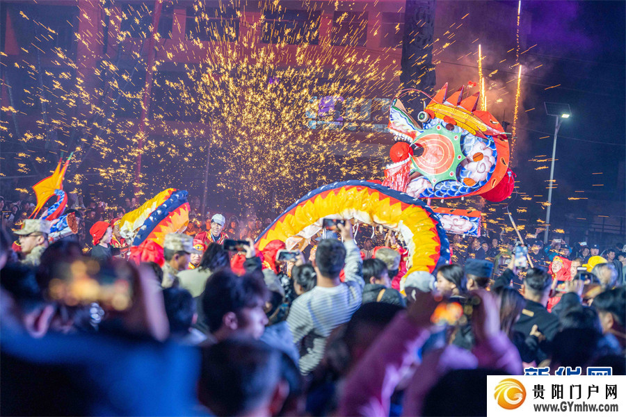 贵州大方：古镇舞龙迎元宵(图1)
