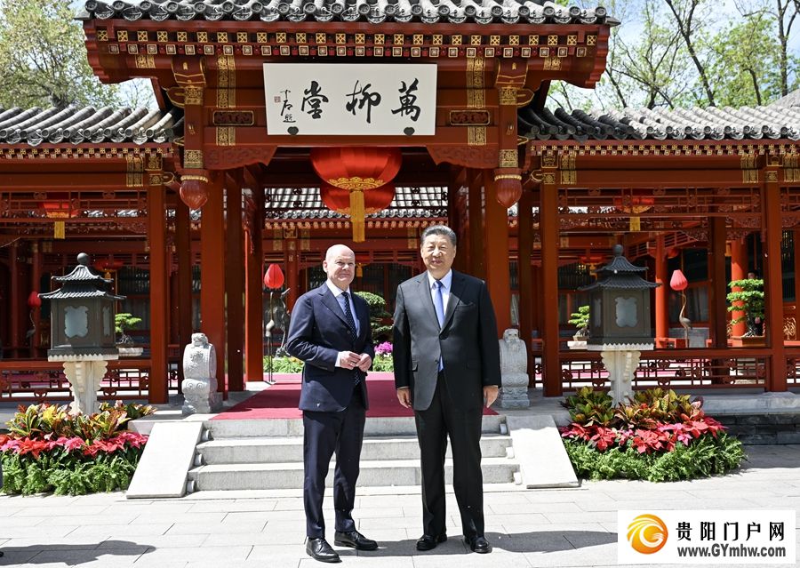 中德领导人漫步钓鱼台(图1)